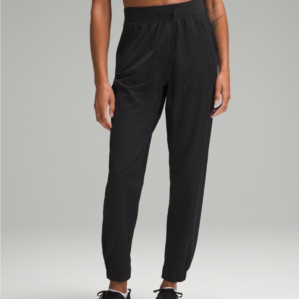 License to train black jogger